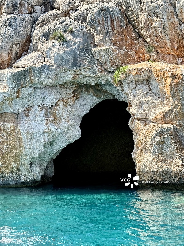 俯瞰绿松石海的岩石洞穴入口图片素材
