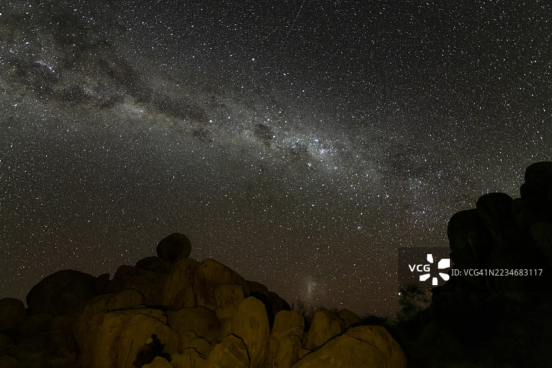 星空璀璨的岩石景观图片素材