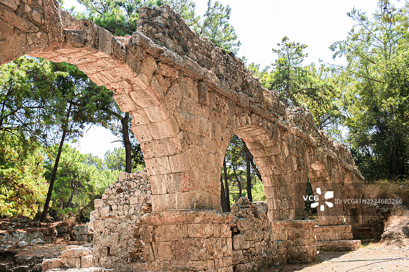 土耳其森林中的古老石头遗迹图片素材
