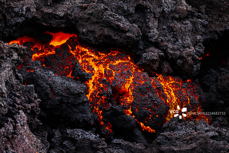 熔岩流经火山岩的特写镜头图片素材