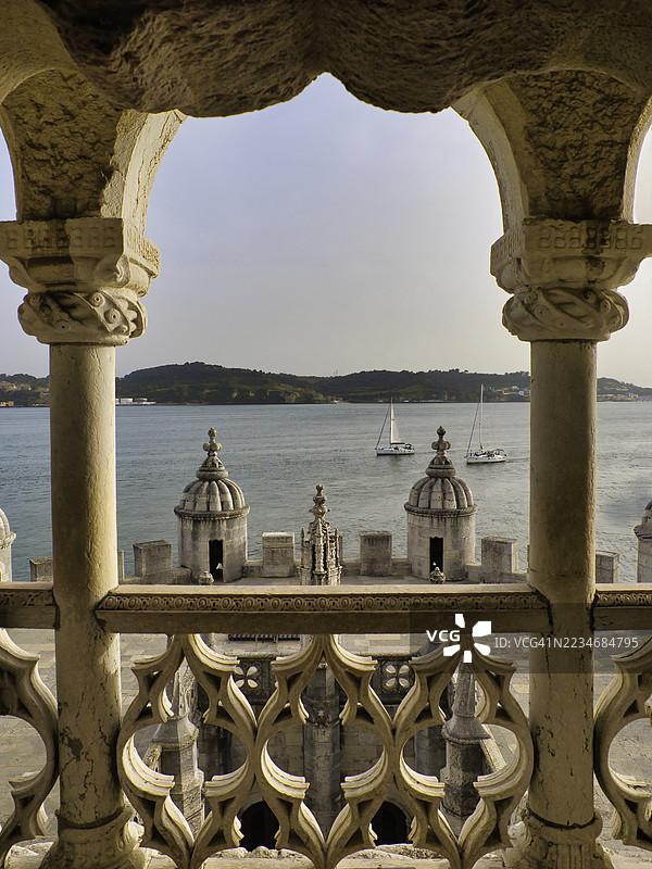 葡萄牙里斯本，历史石拱门下的海景图片素材