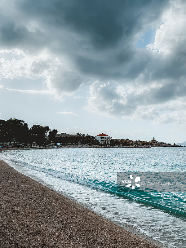 宁静的海滩场景与戏剧性的云彩，马卡尔斯卡，克罗地亚图片素材