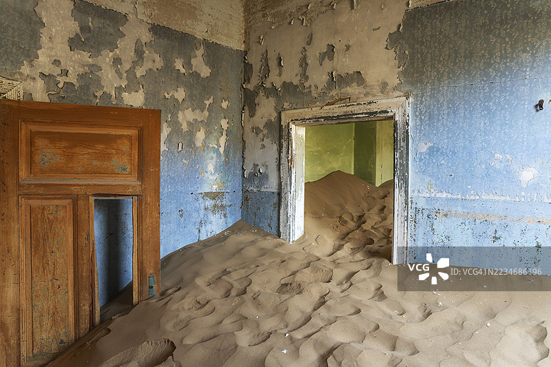 在科尔曼斯科普,这个早期1900年代的废弃鬼镇,源于德国。位于吕德里茨沿海城镇东部的限制钻石区。纳米布沙漠,纳米比亚图片素材