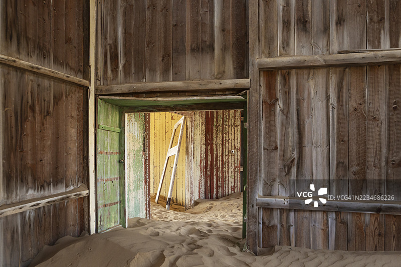 在科尔曼斯科普,这个早期1900年代的废弃鬼镇,源于德国。位于吕德里茨沿海城镇东部的限制钻石区。纳米布沙漠,纳米比亚图片素材