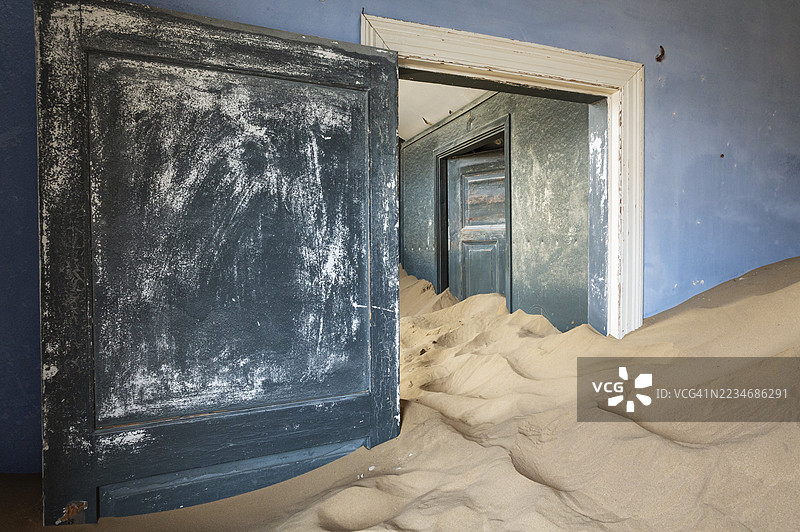 在科尔曼斯科普,这个早期1900年代的德国遗址,曾是钻石时代的废弃鬼镇。位于吕德里茨东部的限制钻石区内,纳米布沙漠,纳米比亚。图片素材