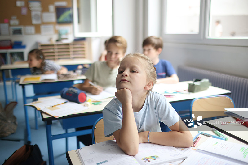 几个孩子在学校上课图片素材