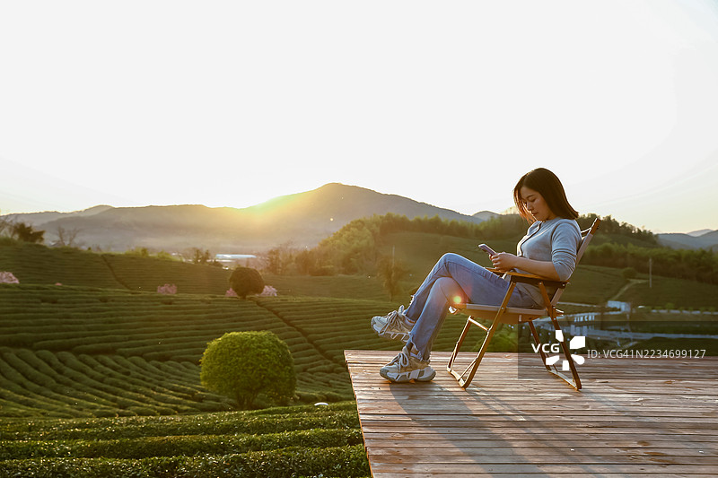 亚洲女性在茶山顶上度假放松图片素材