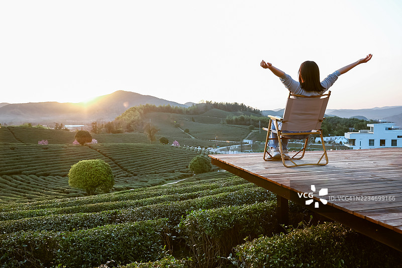 山上的女人张开双臂图片素材