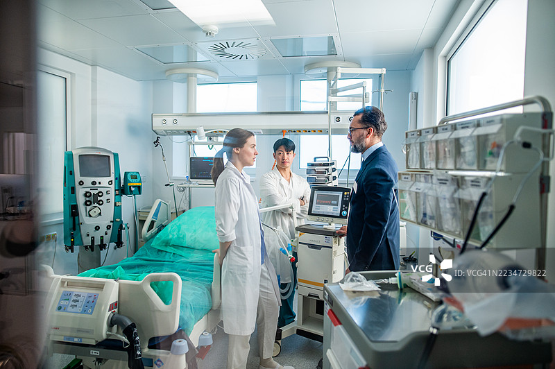 医院主任向医生团队展示新医疗技术。图片素材
