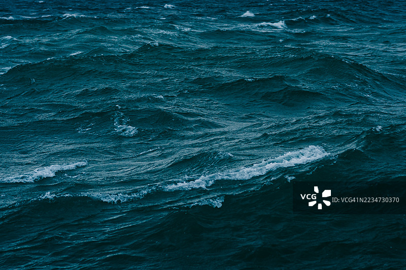 动态波浪在深蓝色海洋表面运动图片素材