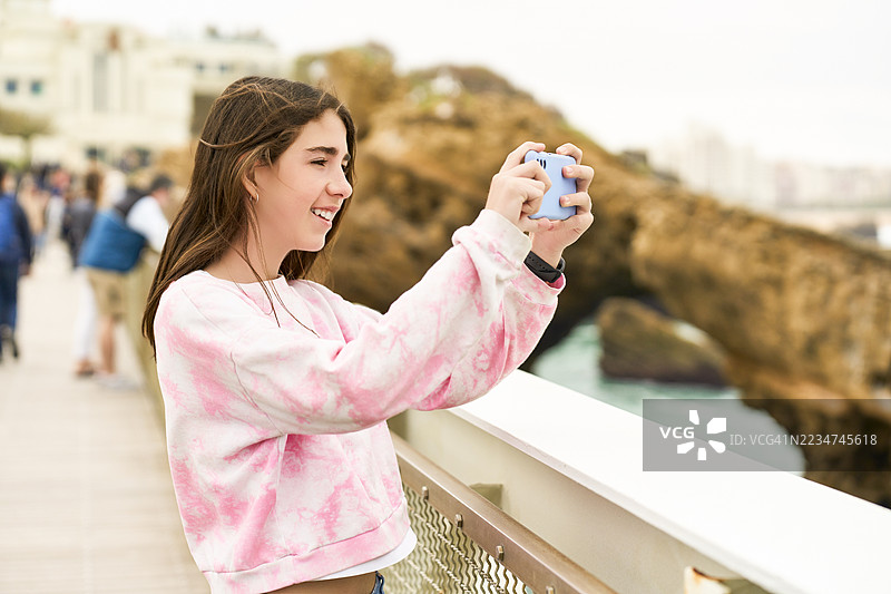 在法国比亚里茨，海边的少女自拍图片素材