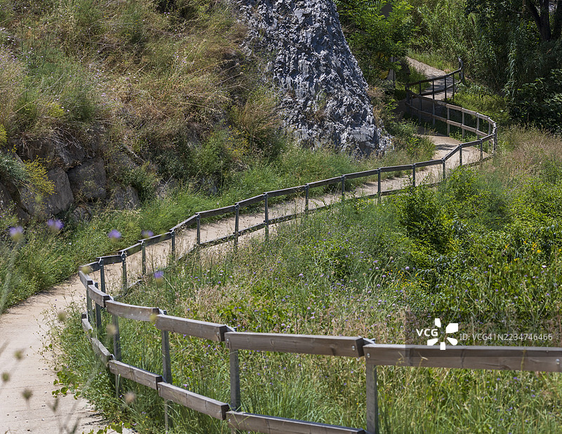 孤独的弯曲山脉图片素材