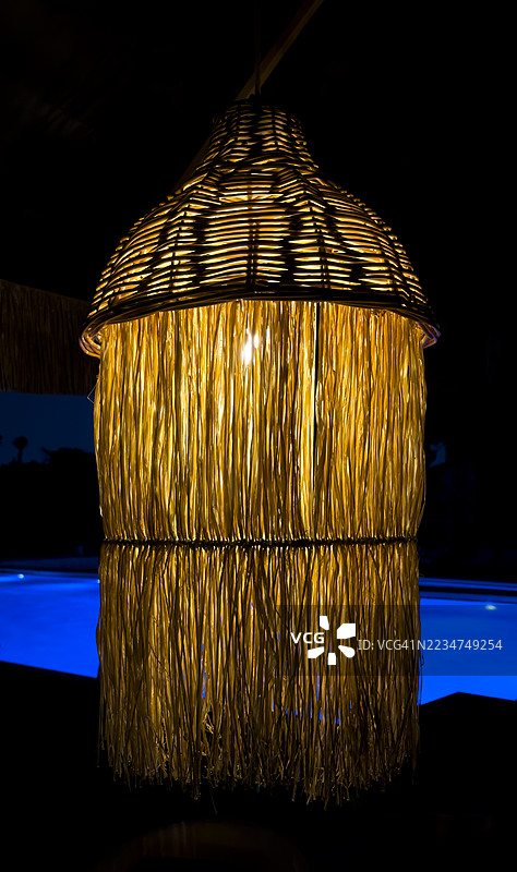 照明的藤编灯图片素材