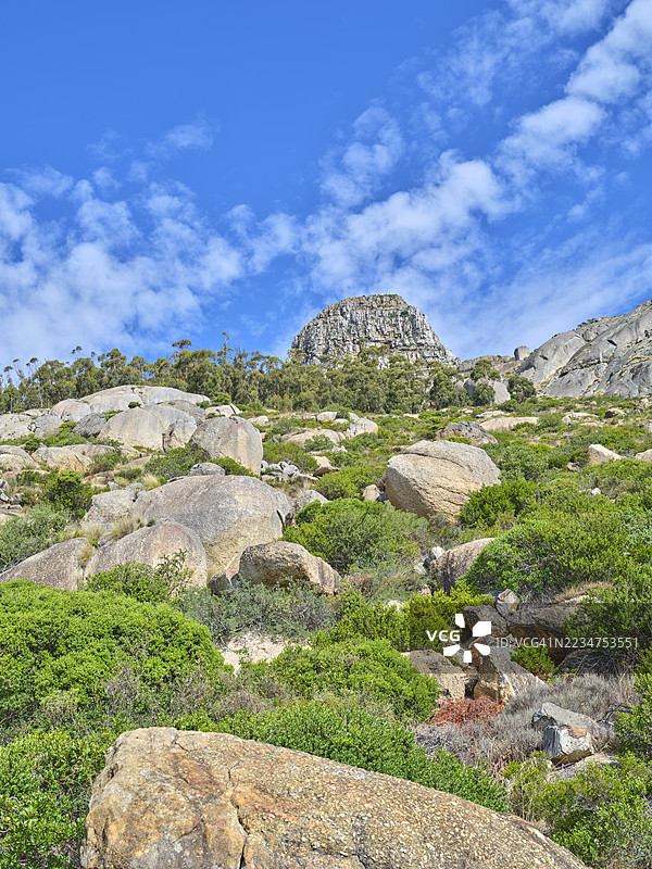 南非开普敦壮丽的岩石地形与生动的蓝天图片素材