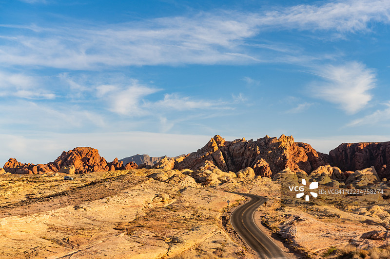 穿过内华达州火焰谷风景如画的沙漠景观的蜿蜒道路图片素材