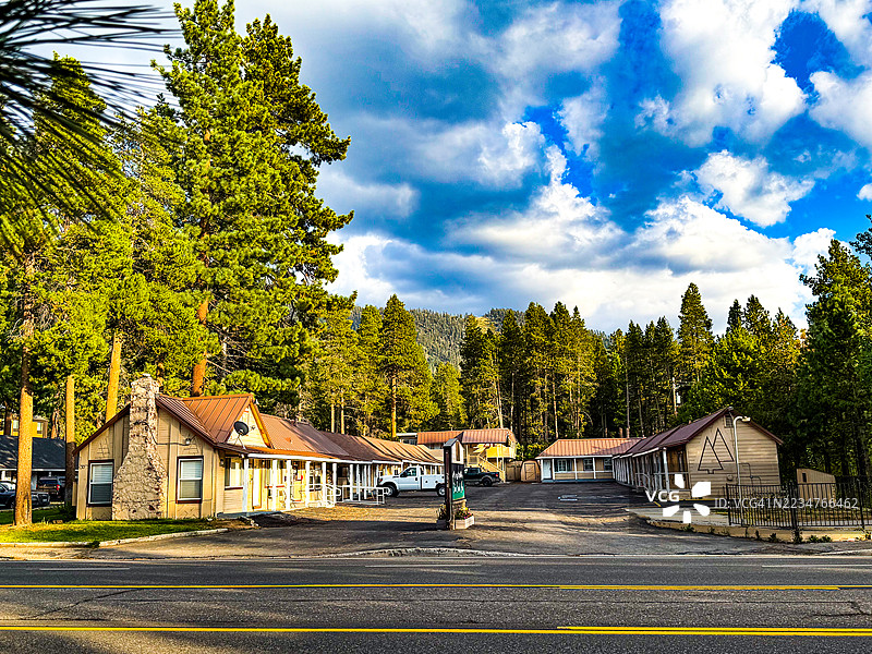 南湖塔霍的小旅馆，经典的路边招牌位于高大的树下图片素材