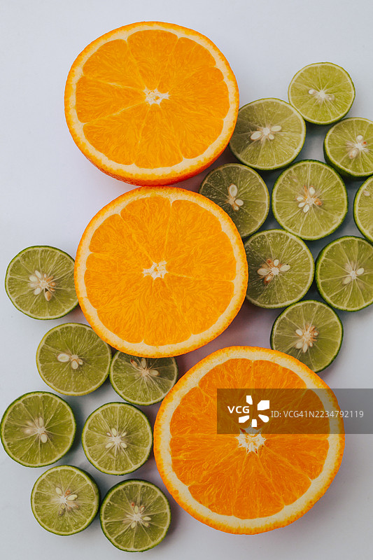浅色背景上的橙子和青柠片图片素材