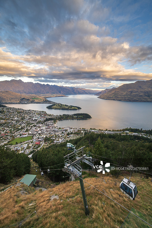 新西兰瓦卡蒂普湖上方美丽的日落天空与明亮的昆士镇图片素材