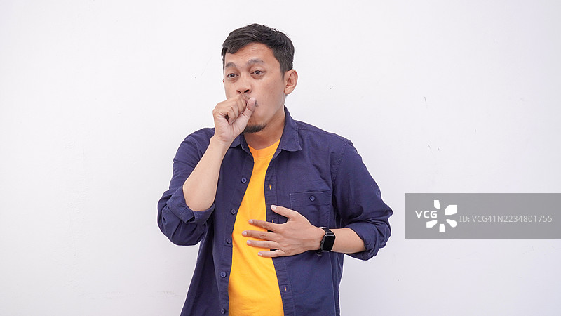 亚洲年轻男子咳嗽，背景为白色图片素材