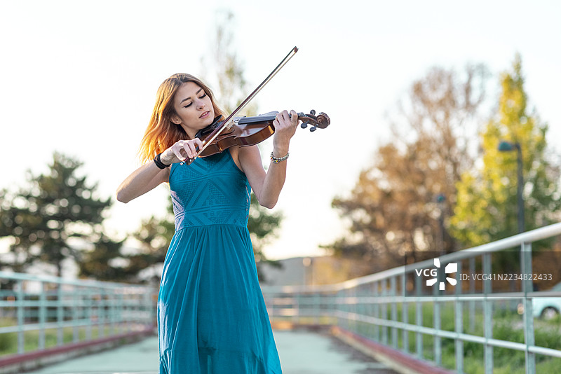 女小提琴手演奏小提琴图片素材