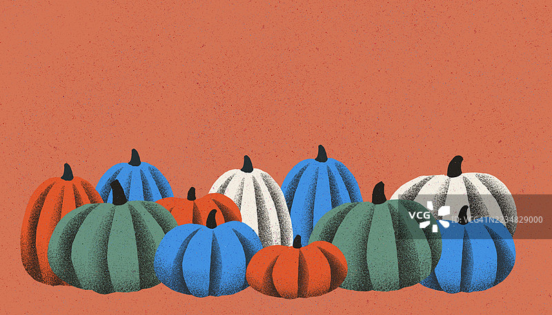 色彩斑斓的南瓜插图，背景为有纹理的橙色。风格化的南瓜以蓝色、绿色、白色和橙色的色调排列在温暖的有纹理背景上。图片素材