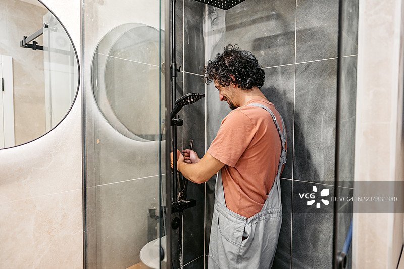 中年水管工在公寓安装淋浴水龙头系统图片素材