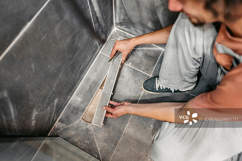 中年水管工在公寓安装淋浴排水系统图片素材