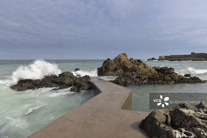 波浪在奥尔德尼岛的普拉特萨林岩石上拍打。该图像拍摄于2025年8月27日，地点为根西岛属地的奥尔德尼岛，海峡群岛。图片素材