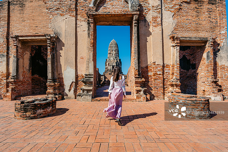 年轻女性在泰国大城历史公园的拉差布拉那寺后视图散步图片素材
