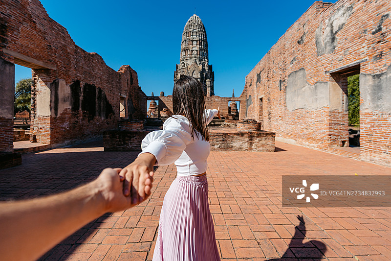 在泰国大城府历史公园的拉差布拉那寺的跟随我概念图片素材