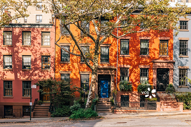 阳光明媚的日子里，布鲁克林高地的多彩联排别墅，纽约市，美国图片素材