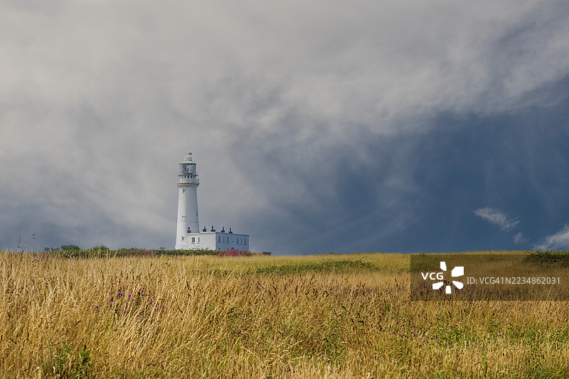 新弗兰伯勒灯塔，位于英格兰东海岸，俯瞰着草地。图片素材