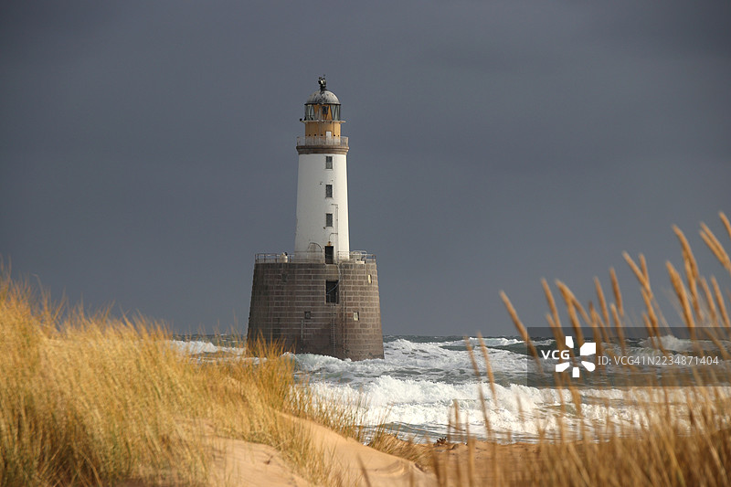 冬季海洋中的白色灯塔图片素材