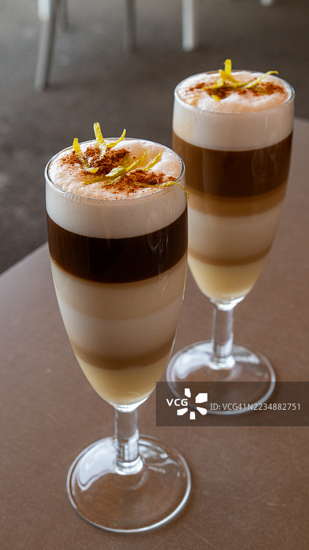 两杯巴拉基托，传统的特内里费咖啡饮品，上面撒有柠檬皮和肉桂粉。图片素材