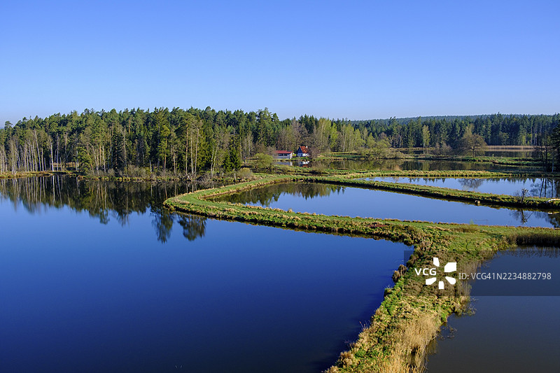 蒂尔申罗伊特池塘，瓦尔德纳巴乌，格罗塞池塘，维齐纳尔自行车道，靠近蒂尔申罗伊特，上巴伐利亚，德国图片素材