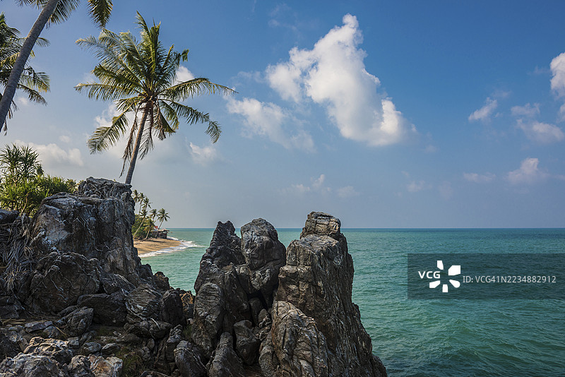 岩石和椰子树，椰子棕榈海滩，萨拉丹，科兰塔，克拉比省，泰国南部，安达曼海，泰国图片素材
