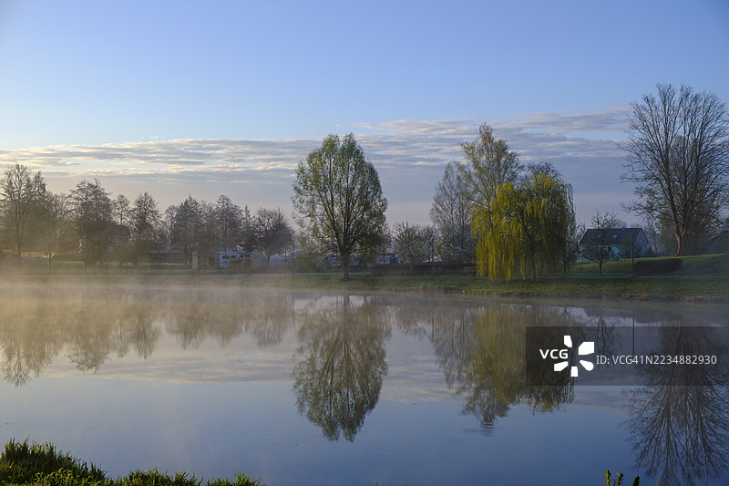 房车营地，清晨氛围，德国巴伐利亚州上普法尔茨地区蒂尔申罗伊特的Fischhof雾景图片素材