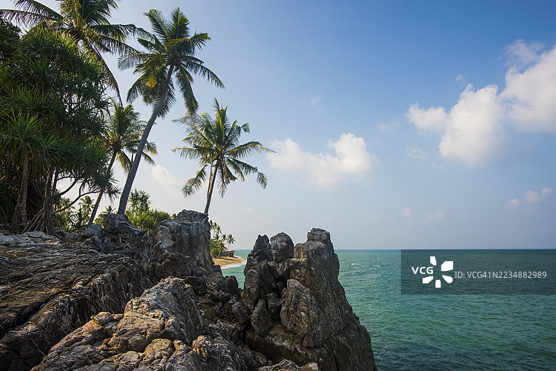 岩石和椰子树，椰子棕榈海滩，萨拉丹，科兰塔，克拉比省，泰国南部，安达曼海，泰国图片素材