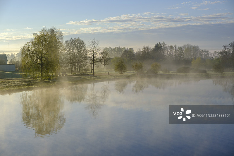 早晨的氛围，德国巴伐利亚州上普法尔茨地区蒂尔申罗伊特的Fischhof雾景图片素材