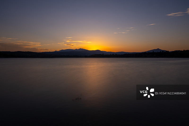 日落后的平静湖泊长曝光图片素材