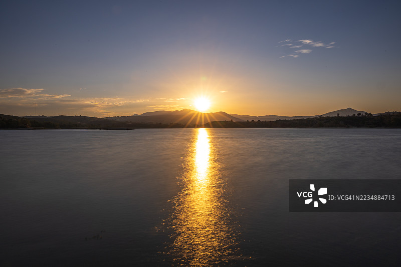 湖泊和山脉上的日落图片素材