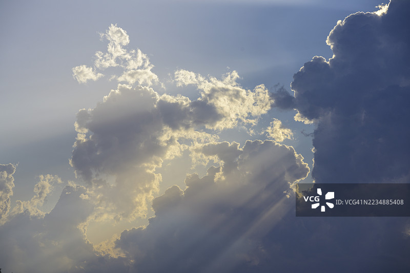 法国阿韦龙省拉罗克-圣玛格丽特的戏剧性云彩图片素材