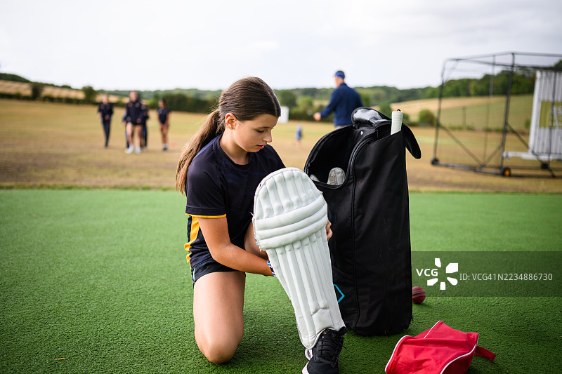 年轻女孩穿上护具，准备进行击球训练图片素材