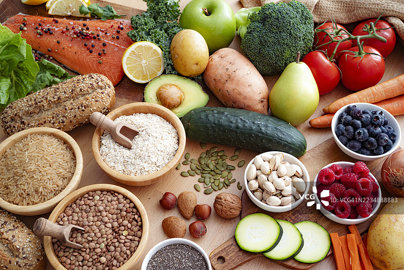 富含膳食纤维的食材：水果、蔬菜、全谷物、坚果和浆果。健康饮食和减肥理念。推荐生食以促进健康的消化系统。图片素材