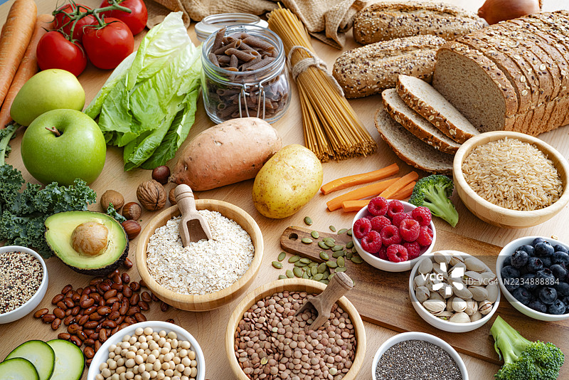 富含膳食纤维的食材：水果、蔬菜、全谷物、坚果和浆果。健康饮食和减肥理念。推荐生食以促进健康的消化系统。图片素材
