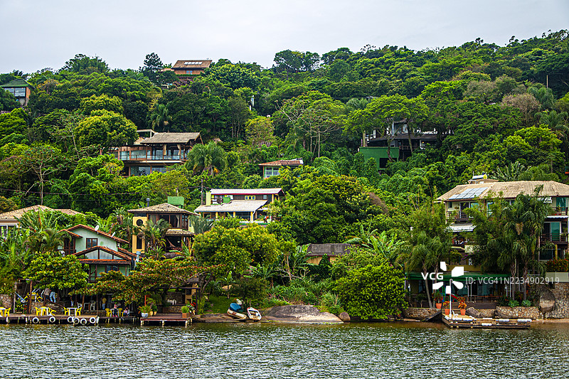 巴西圣卡塔琳娜州弗洛里亚诺波利斯的孔塞桑湖。湖泊、渔村、房屋和自然的全景。图片素材