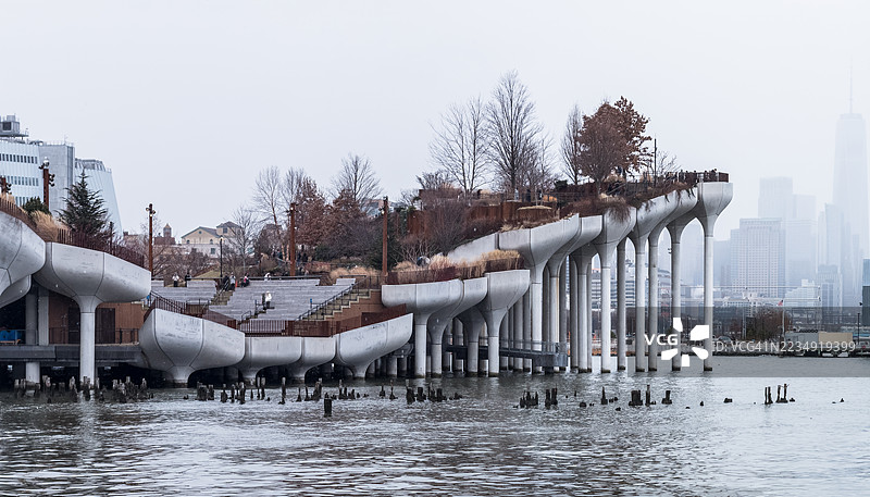 小岛公园与雾中的下曼哈顿图片素材