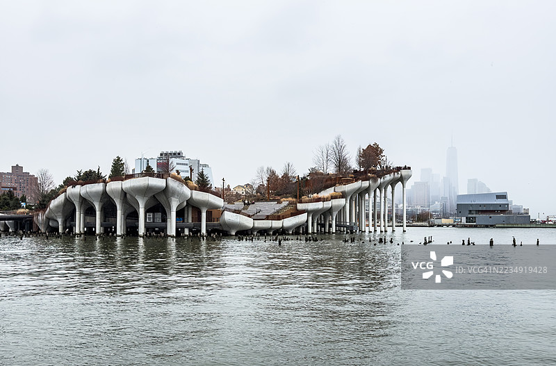 小岛公园与雾蒙蒙的下曼哈顿图片素材