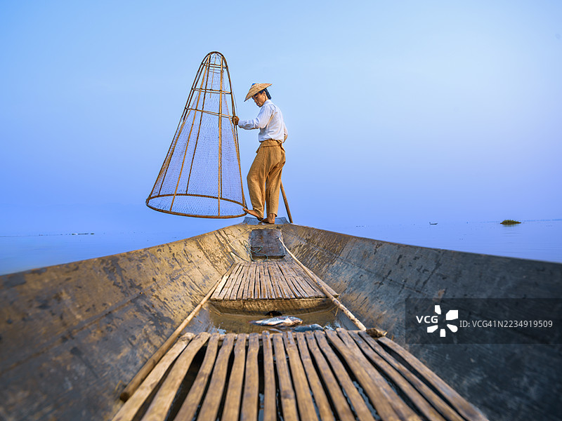 缅甸因莱湖上划船的传统木船渔夫图片素材