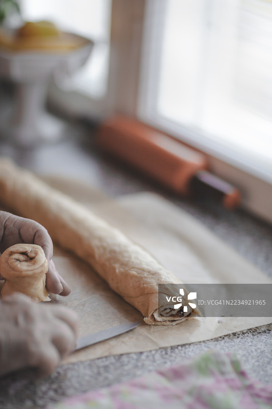 在家准备传统芬兰肉桂卷的女性，食品摄影，库存照片图片素材